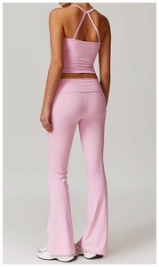 Vue arrière d'un ensemble de yoga rose avec soutien-gorge croisé et pantalon évasé