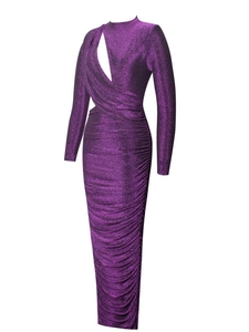 Detail aus lila Glitzerstoff mit seitlichen Raffungen und Cut-Out-Design an der Brust