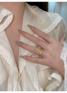 Vue macro d'une bague fleur en plaqué or ornée d'une grande pierre de zircon