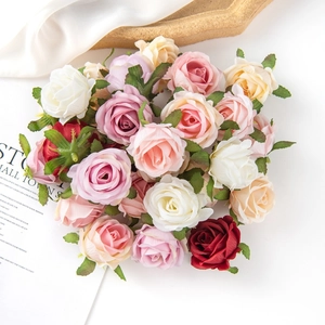 Rosas de seda artificiales en colores variados para decoraciones florales y manualidades