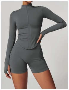 Détail de la manche de veste de yoga grise côtelée avec design de trou pour le pouce
