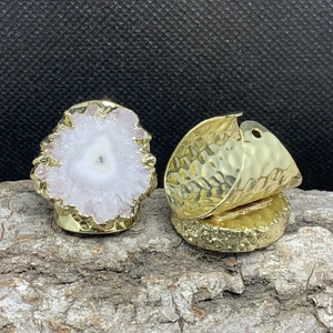 Verstellbarer 14K vergoldeter Ring mit natürlicher rosa Kristalldruse und gehämmerter Kante