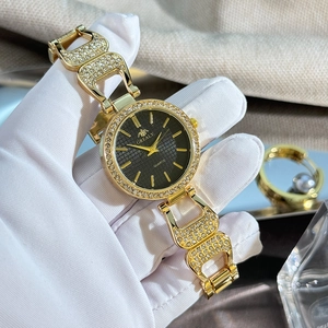 Gros plan de la lunette en cristal et du cadran noir de la montre à quartz