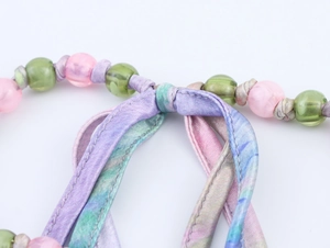 Détail du lien en tissu tie-dye coloré avec perles en résine pour haut licou Y2K