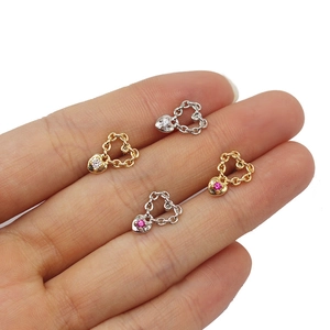 Dettaglio dei ciondoli a cuore in zircone color oro e argento con strass scintillanti