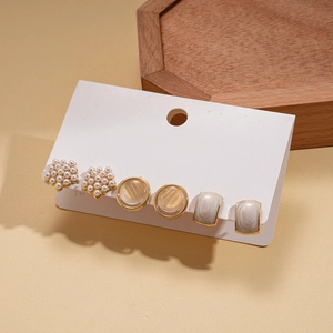 Détail d'un ensemble de 3 paires de boucles d'oreilles avec perles et pierres œil de chat