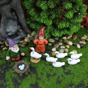 Gartenzwerge Set aus Harz mit Miniatur-Gänsen und Vogelnest auf Waldmoos