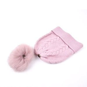Bonnet en tricot rose avec pompon en fausse fourrure amovible pour femme