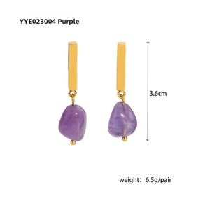 Detail of 18k gold earrings with purple natural stone, 3.6cm length and 6.5g weight