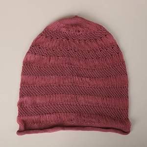 Détails du bonnet en maille respirante avec franges et bord roulé en rose prune foncé