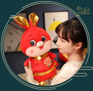 Dettaglio del peluche mascotte coniglio rosso per il Capodanno cinese con modella