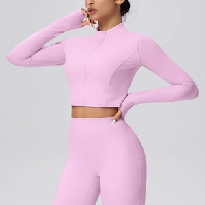Detailansicht der rosa Yoga-Jacke mit Reißverschluss und praktischen Daumenlöchern