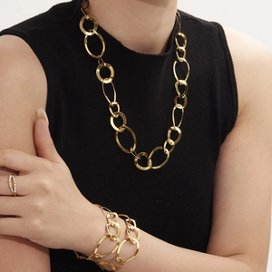 18k gold-plated irregular circle necklace and bracelet set worn by a fashion model