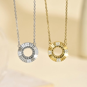Collier ras du cou en acier inoxydable avec cercle ajouré et losange serti de diamants