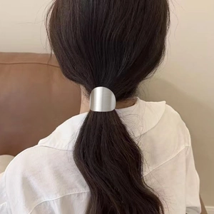Accessorio per capelli in metallo argento lucido mostrato su una coda di cavallo alta semplice