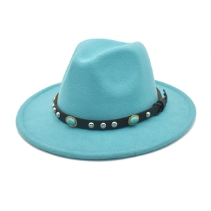 Détail du chapeau fedora turquoise avec bande en cuir et clous en pierre turquoise