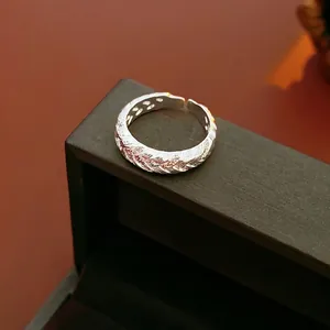 Adjustable vintage feather engraved ring in silver finish for a minimalist fashion look