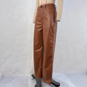 Detailansicht der braunen High-Waist Kunstlederhose mit geradem Bein auf einer Schneiderpuppe