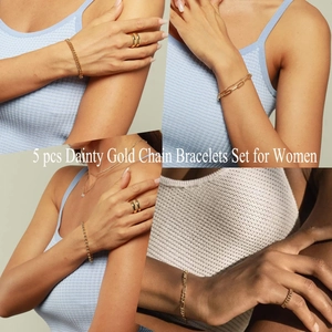Détails du lot de 5 bracelets dorés superposés avec mailles gourmette et trombone