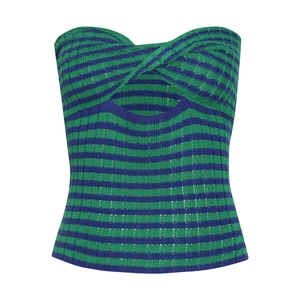 Dettaglio del top a fascia in maglia a righe verdi e blu con incrocio e trama a costine