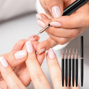 Vue détaillée des pinceaux liner nail art avec manches noirs et viroles en or rose
