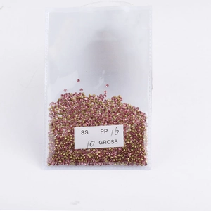 Macro-opname van SS PP 16 roze puntige strass-stenen in een 10 gross groothandelspak