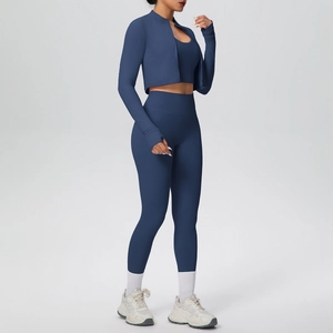 Dettaglio del set yoga senza cuciture blu navy con giacca, reggiseno sportivo e leggings