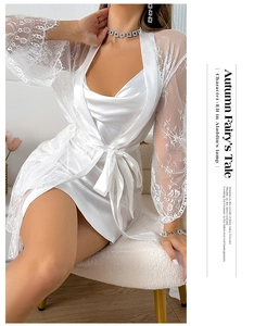 Détail d'une nuisette en satin blanc avec peignoir en dentelle florale et ceinture élégante