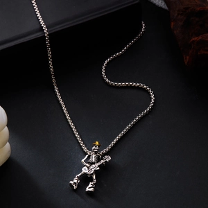 Détail du pendentif crâne punk en argent jouant de la guitare avec un chapeau doré