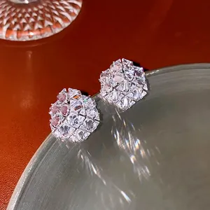 Orecchini a perno quadrati in zirconia cubica argentata con brillanti sfaccettature