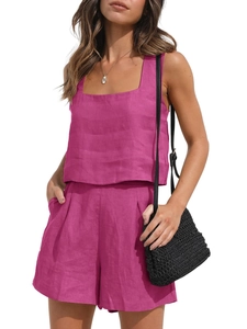 Détail de l'ensemble deux pièces en lin fuchsia avec haut à col carré et short plissé
