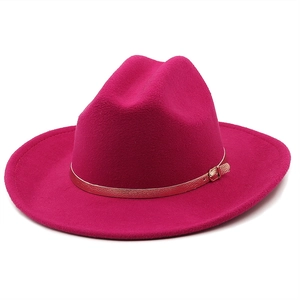 Détail du chapeau en feutre de laine magenta avec boucle dorée et ruban mince