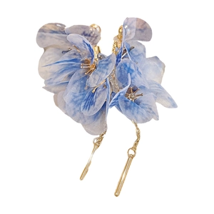Boucles d'oreilles fleurs en tissu bleu avec chaîne dorée et pendentifs métalliques
