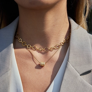 Elegante, 18K vergoldete Doppel-Halskette mit funkelndem, gepflastertem Zylinderanhänger