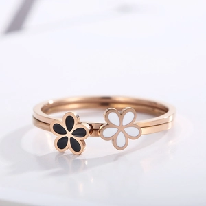 Bague 2-en-1 en acier inoxydable or rose avec breloques fleurs en émail noir et blanc