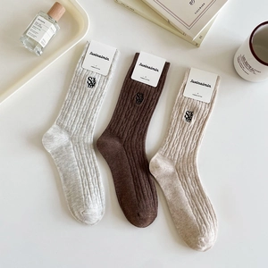 Pack de trois paires de chaussettes en maille côtelée gris, café et beige brodées SM
