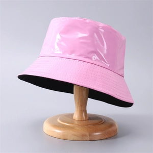 Dettaglio cappello a secchiello in ecopelle rosa lucida con fodera interna su supporto