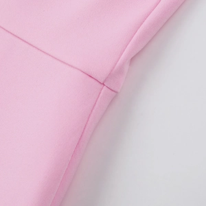 Dettaglio della trama del tessuto rosa e delle cuciture precise su questo abito