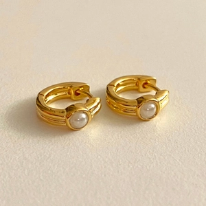 Elegant 925 sterling silver gold-plated stud earrings featuring minimalist round pearls