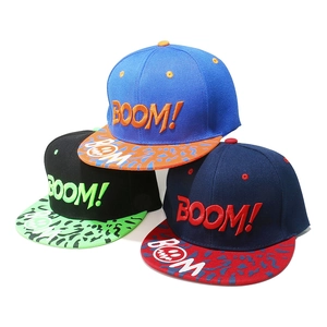 Drei Hip-Hop-Snapbacks mit BOOM!-Stickerei und Graffiti-Schirmen in lebendigen Farben