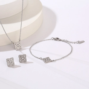 Elegant silver clover jewelry set with necklace bracelet and earrings in zircon inlay