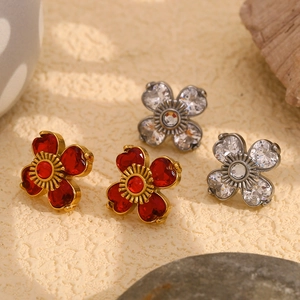 Boucles d'oreilles fleurs plaquées or 18 carats avec cristaux rouges et blancs