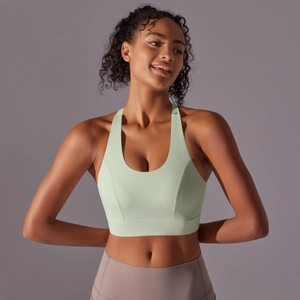 Gros plan sur le soutien-gorge de sport vert menthe sans couture avec larges bretelles
