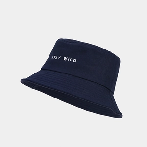 Détail du chapeau bob en coton bleu marine avec broderie Stay Wild en fil blanc