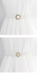 Détail de la ceinture chaîne en perles avec fleurs en strass et boucles dorées rondes