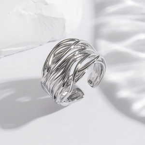 Dettaglio macro di linee argentate intrecciate su un anello aperto regolabile moderno