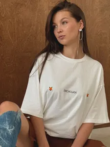 Oversized λευκό βαμβακερό T-shirt με κέντημα αλεπούς και ρωσικό κείμενο