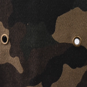 Gros plan détaillé montrant la texture du coton camouflage vintage et des œillets en métal