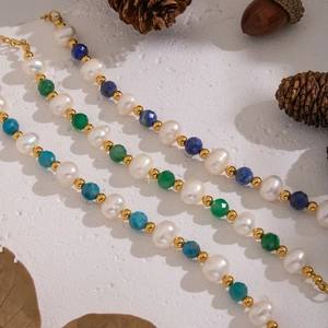 Détail macro de perles naturelles et pierres précieuses sur pierre blanche texturée