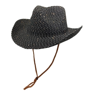 Détail d'un chapeau de cowboy noir tressé avec paillettes et jugulaire réglable